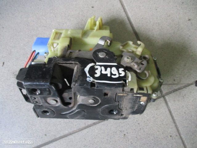 Fecho 3B1837016CC VW POLO 4 9N FASE 2 2008 1.4TDI 70CV 3P AZUL  FD 8 PINOS VW POLO 4 9N FASE 2 2009 1.4TDI 70CV 5P CINZENTO FD 8 Pinos SEAT IBIZA 6L 2007 1.4I 16V 85CV 5P AZUL CLARINHO F DRT 8 PINOS SEAT CORDOBA 6L  2007 1.4TDI 70CV 4P PRETO FD - 3