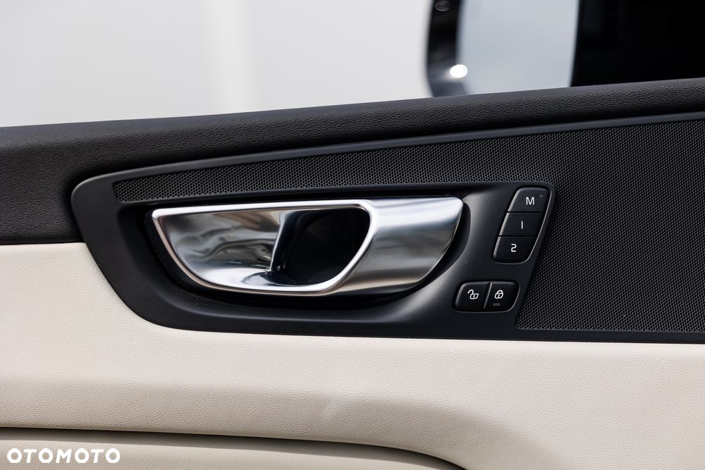 Volvo XC 60 B5 B AWD Plus Dark - 26