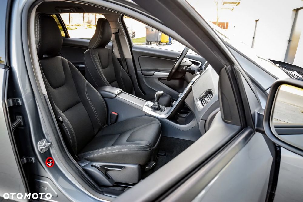 Volvo V60 D3 Drive-E Momentum - 28