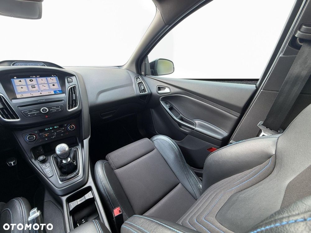 Ford Focus - 32