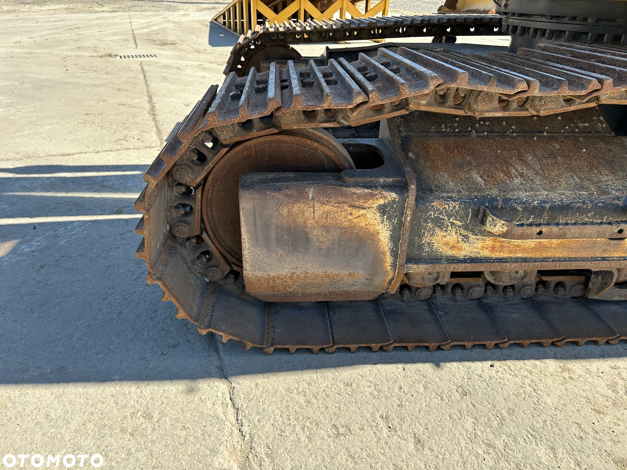 Caterpillar 323 - 18