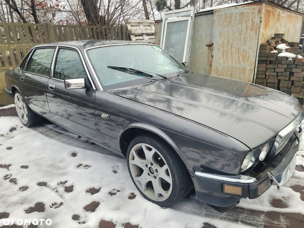 Jaguar XJ - 8