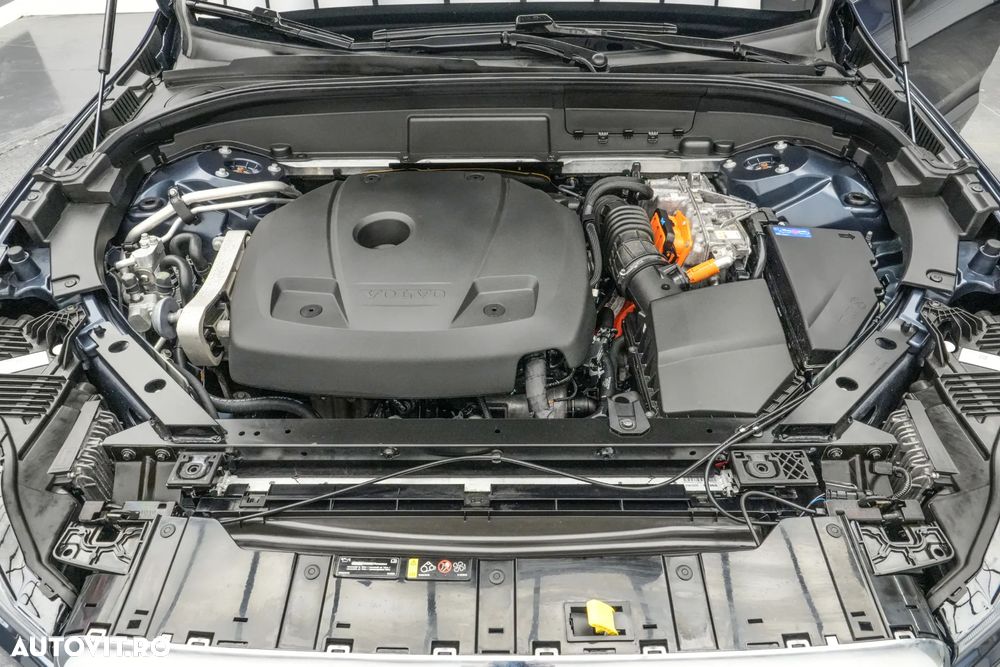 Volvo XC 60 T8 Twin Engine AWD Momentum Pro - 28