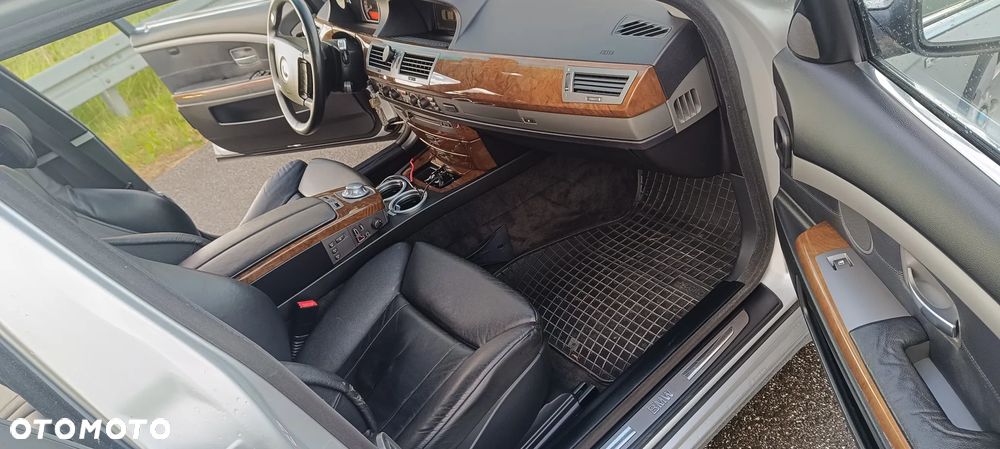 BMW Seria 7 745i - 12