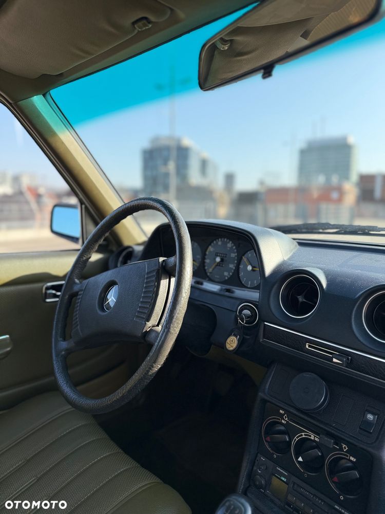 Mercedes-Benz W123 - 15