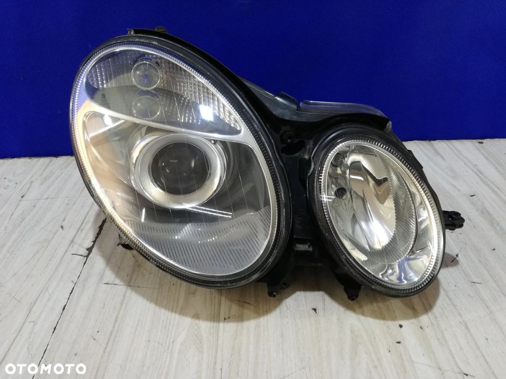 Mercedes E-Klasa W211 lampa reflektor przód prawa Bi-Xenon 2002/2006 - 1