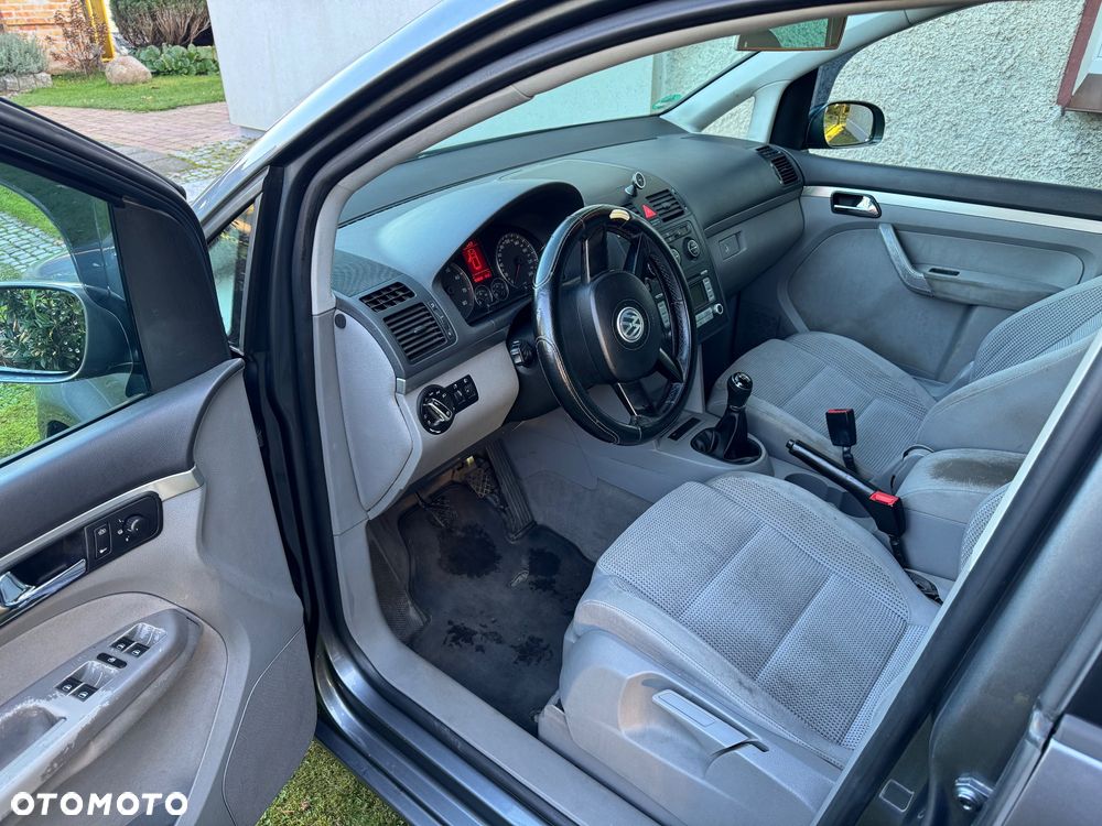 Volkswagen Touran 1.6 FSI Highline - 9