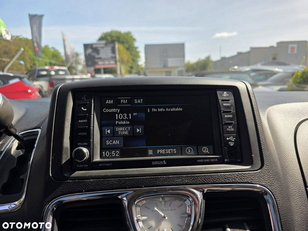 Chrysler Town & Country - 16