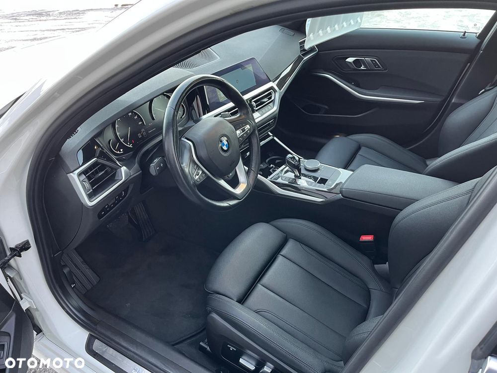 BMW Seria 3 330i xDrive - 14