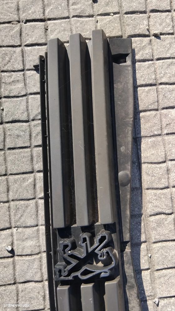 Grelha central Peugeot 205 original usada - 5