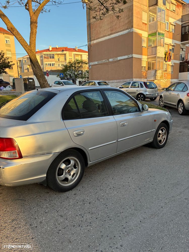 Hyundai Accent 1.3i GLS - 2