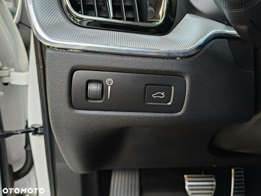 Volvo XC 60 B4 D AWD R-Design - 23