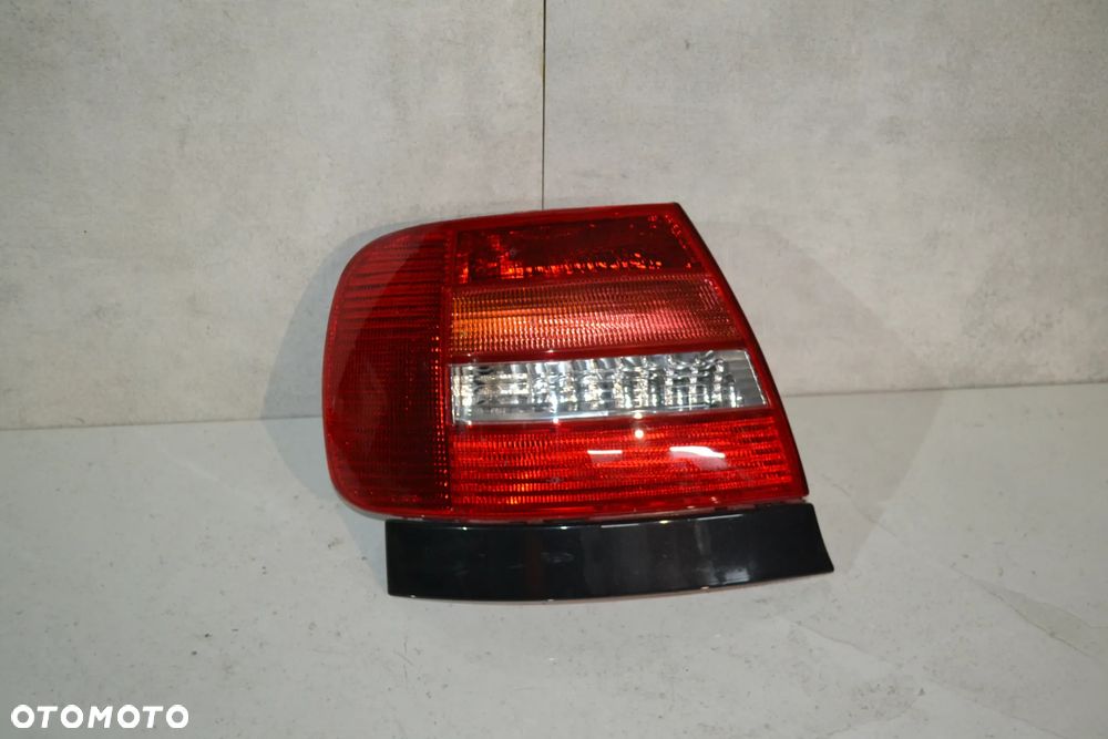 AUDI A4 B5 LIFT SEDAN LAMPA TYŁ TYLNA LEWA KOMPLETNA Z WKŁADEM TYC