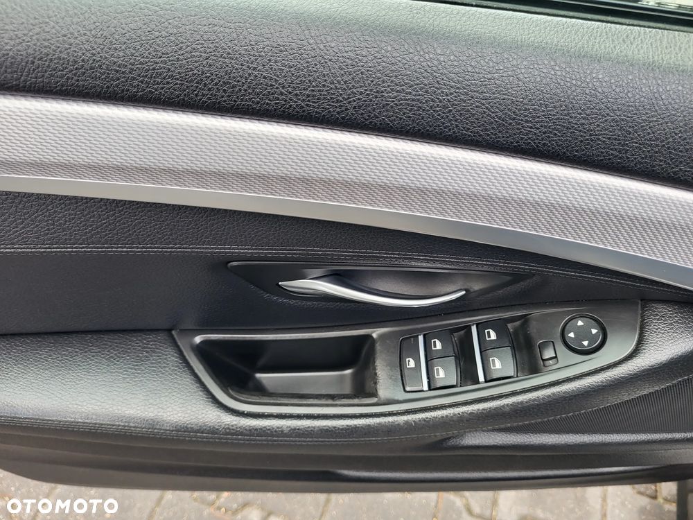 BMW Seria 5 525d xDrive - 12