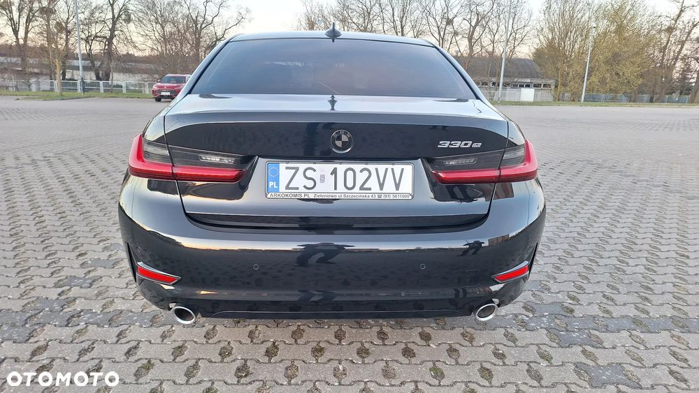 BMW Seria 3 330e M Sport - 14