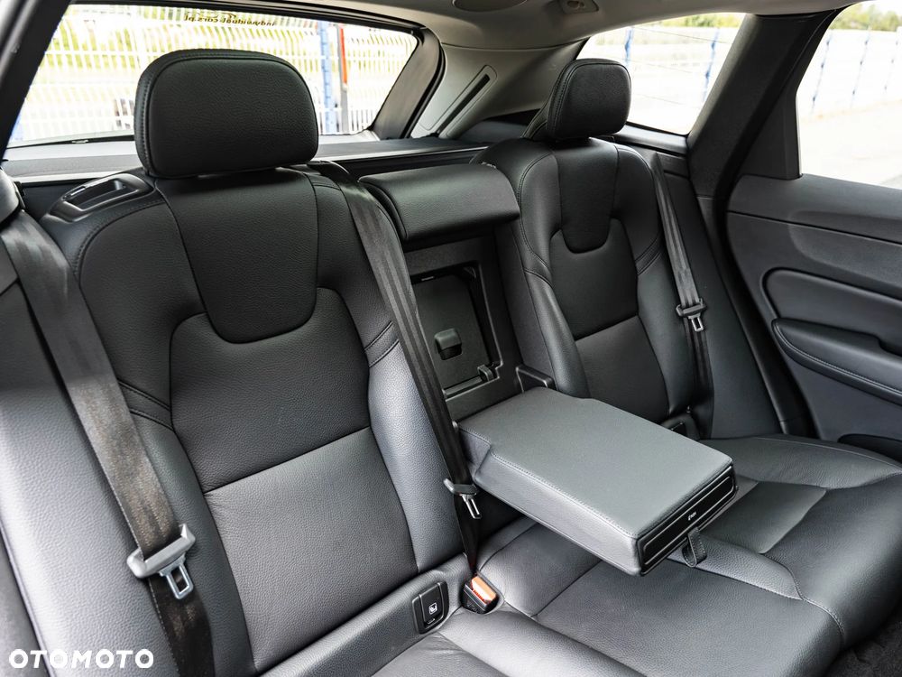Volvo XC 60 T6 Plug-In Hybrid AWD R-Design - 26