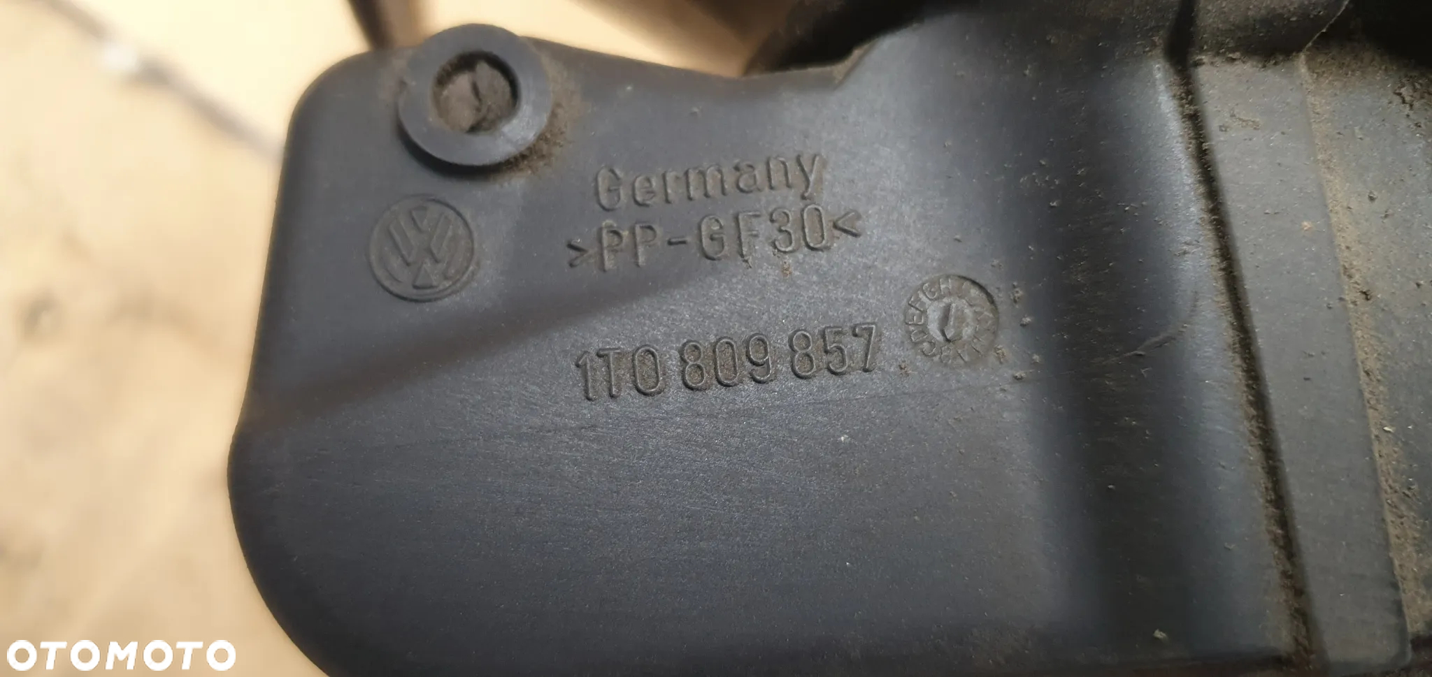 Klapka wlewu paliwa VW Touran 1T0809857 - 7