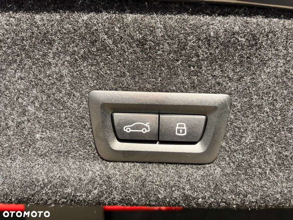 BMW Seria 3 330i xDrive M Sport - 21
