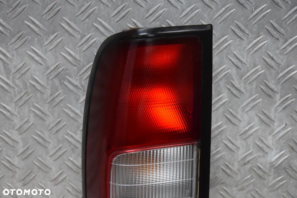 NISSAN NAVARA D22 LAMPA LEWA TYŁ - 2