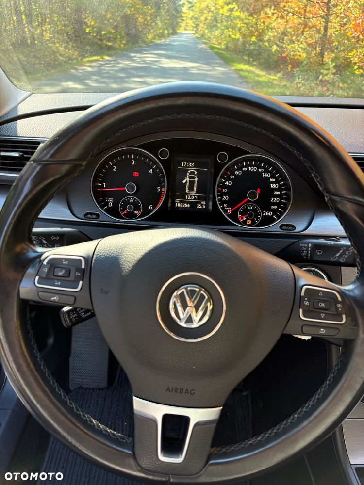 Volkswagen Passat - 11