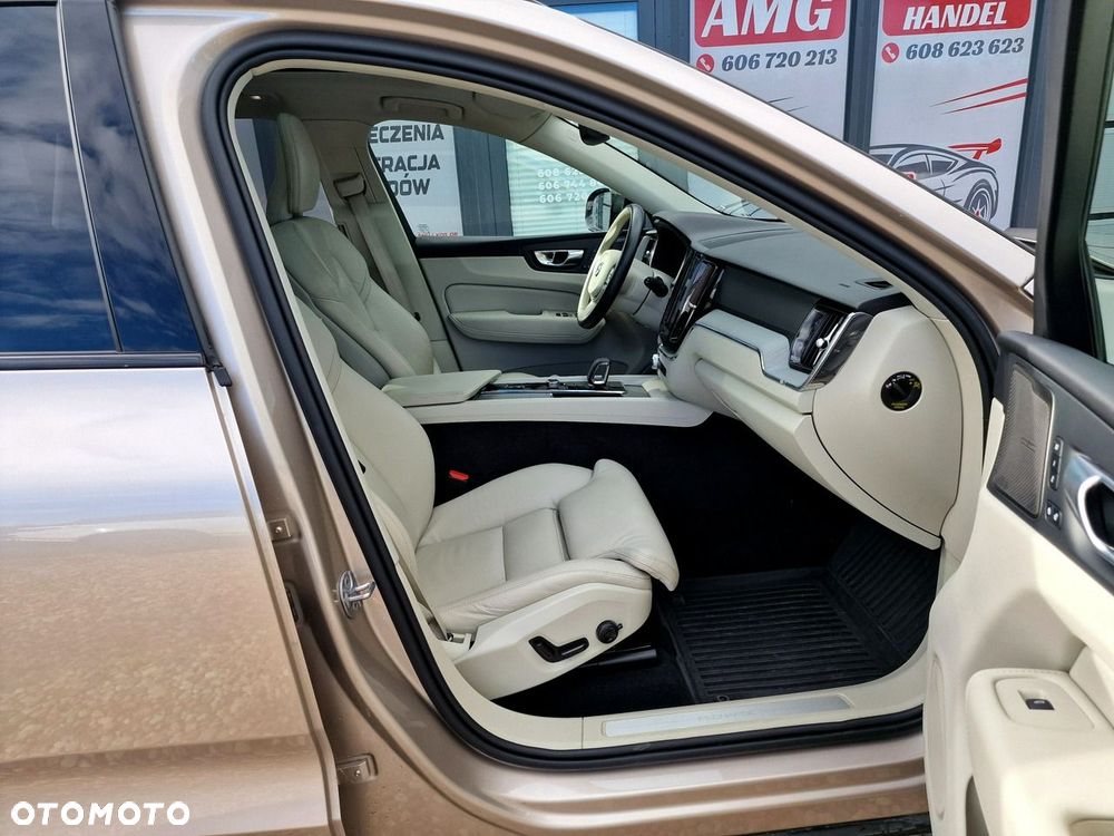 Volvo XC 60 T6 Plug-In Hybrid AWD Ultra Dark - 34