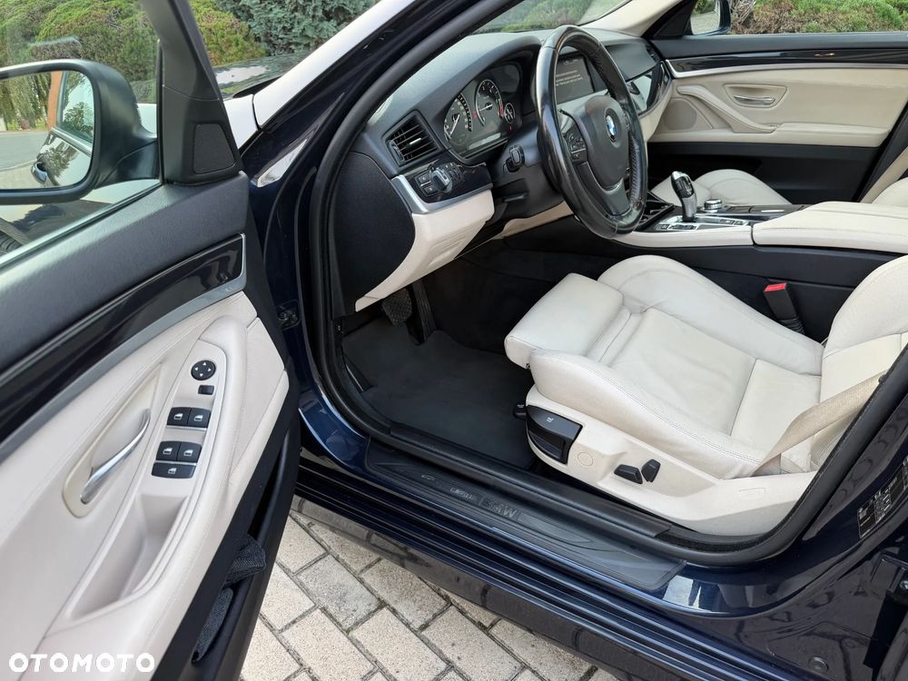 BMW Seria 5 525d Sport-Aut Luxury Line - 28