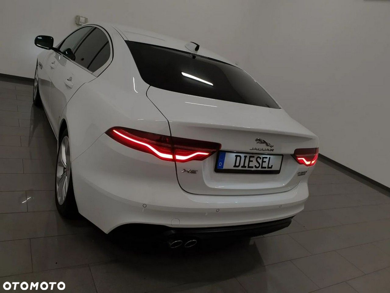 Jaguar XE 2.0 D180 SE - 9