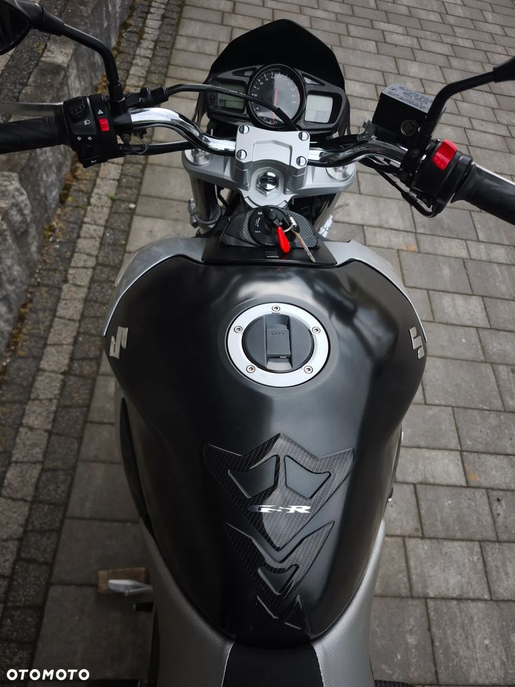 Suzuki GSR - 18