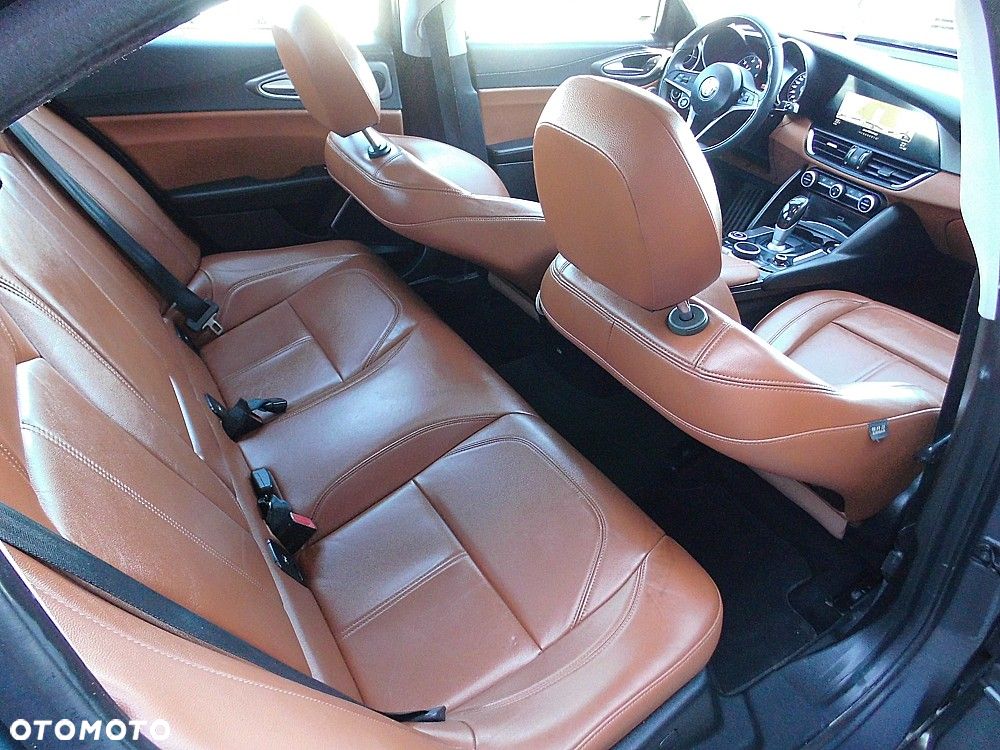 Alfa Romeo Giulia 2.2 AT8 Business - 18
