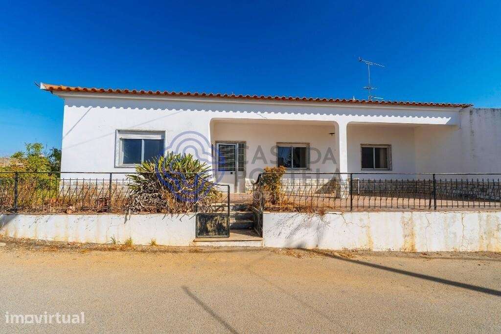 Moradia T4 Isolada e Térrea inserida numa propriedade com terreno de 8 - Grande imagem: 2/43