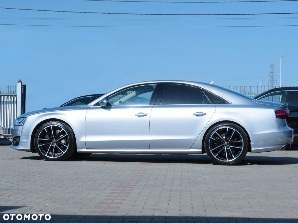 Audi S8 Plus - 32