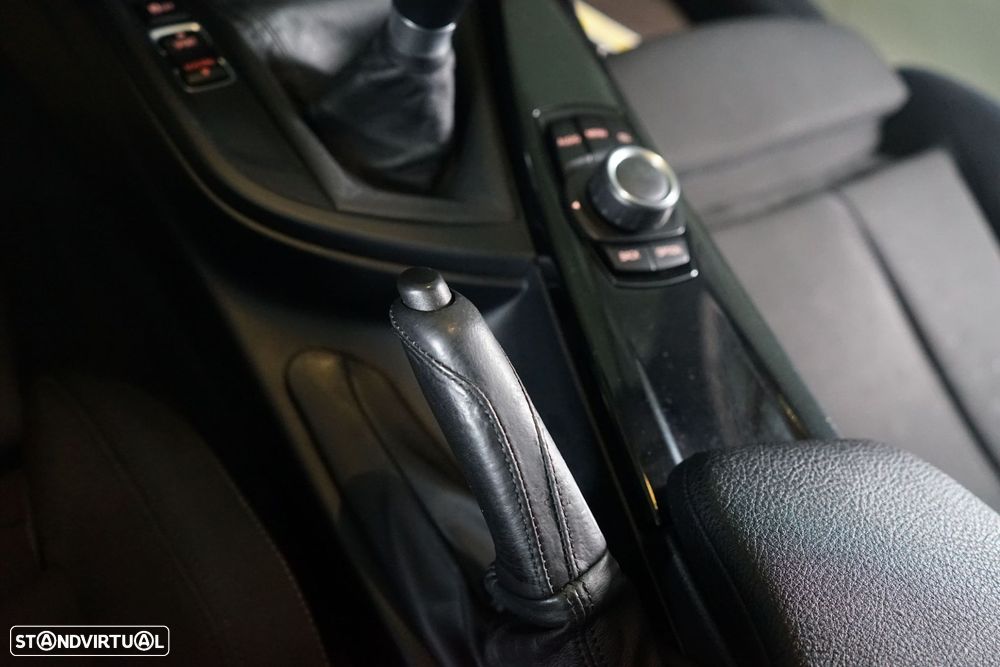 BMW 318 d Touring Line Sport - 32