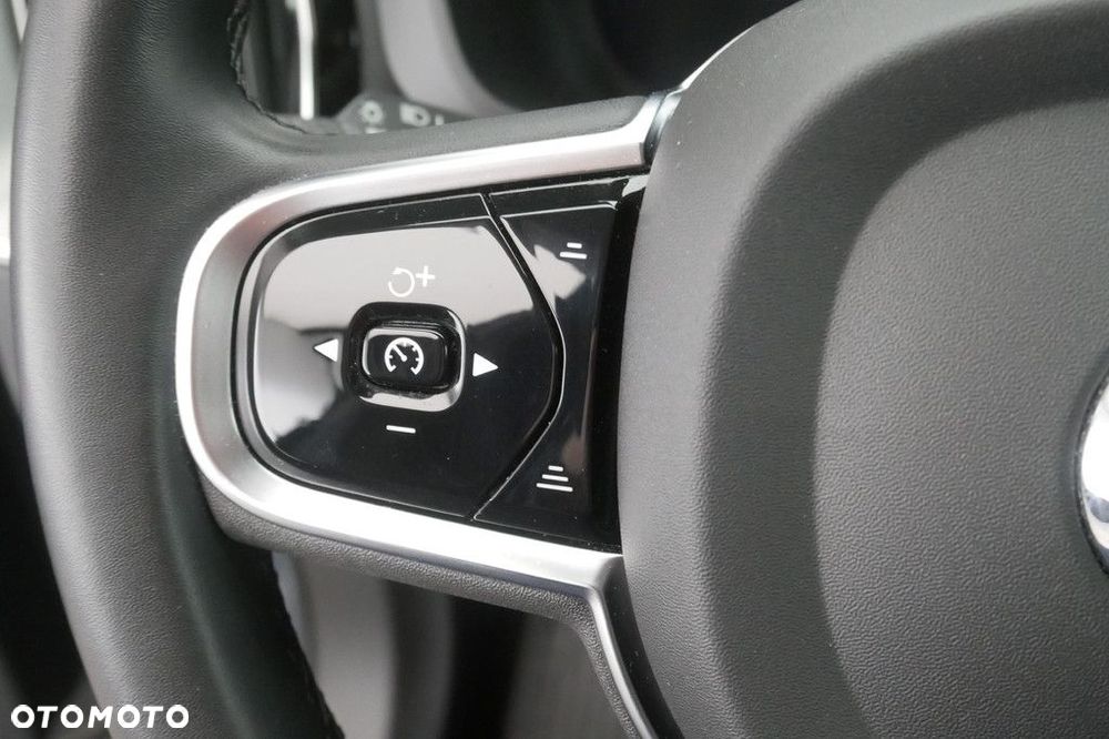 Volvo XC 60 B4 D Plus Dark - 25