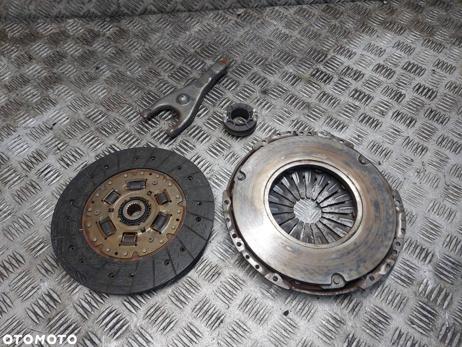 SPRZĘGŁO TARCZA + DOCISK + ŁOŻYSKO OPOROWE HYUNDAI I30 I 1.6 CRDI - 2
