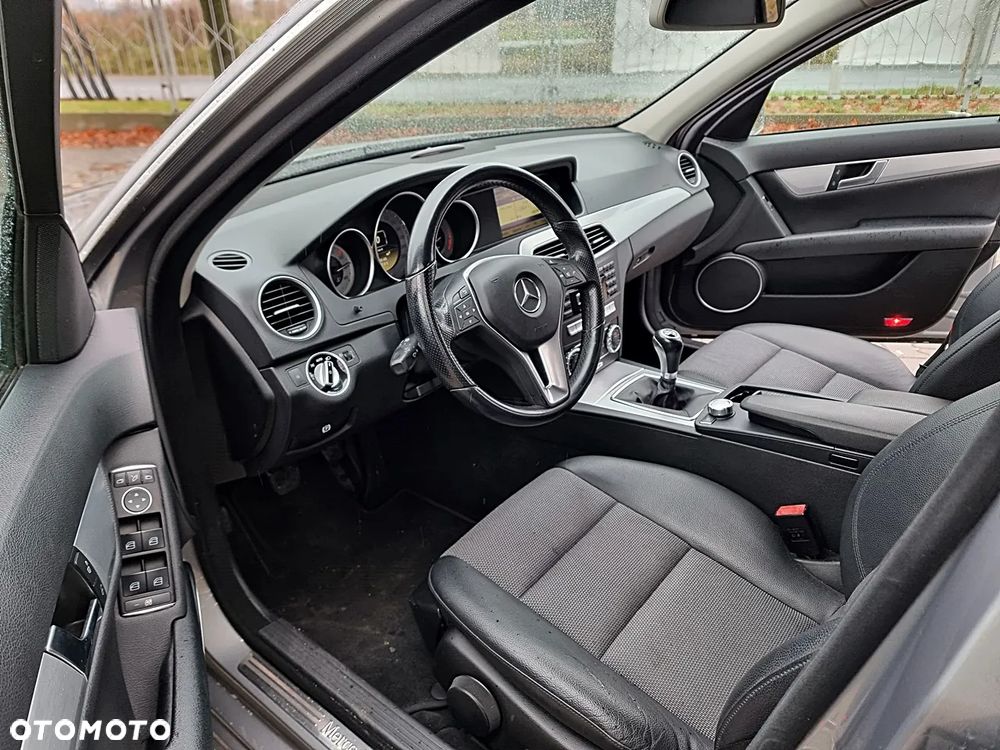 Mercedes-Benz Klasa C 180 CGI BlueEFFICIENCY Avantgarde - 21