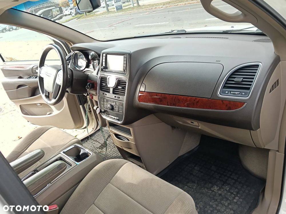 Chrysler Town & Country - 13