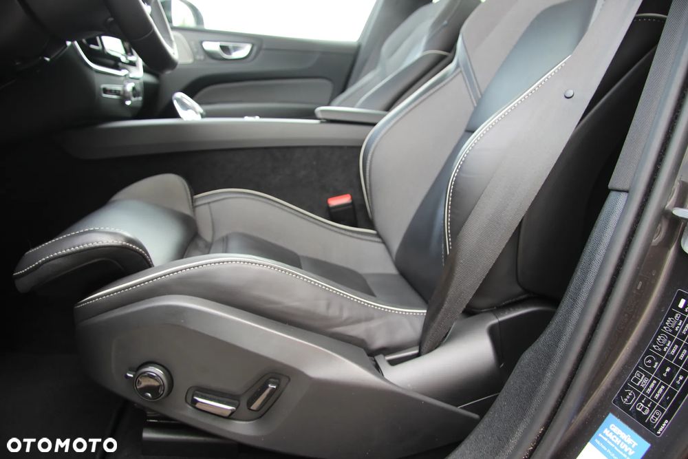 Volvo XC 60 B4 D AWD Plus Dark - 21