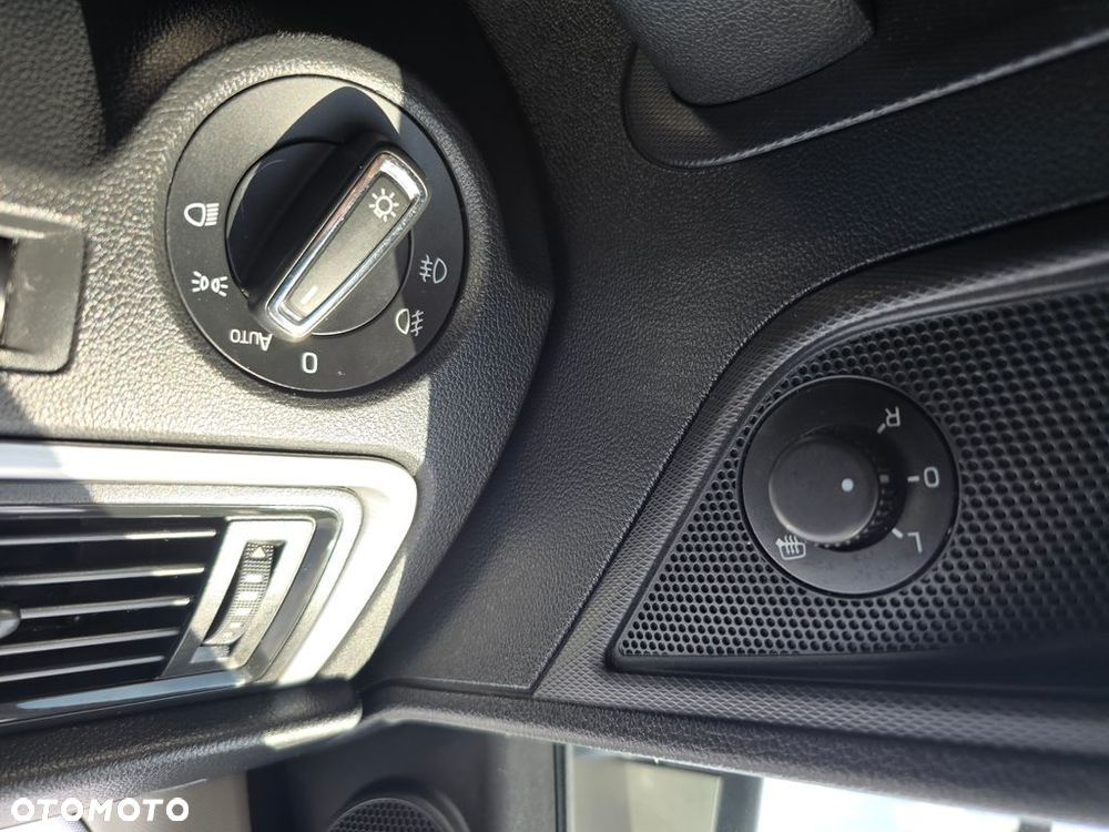 Skoda RAPID 1.2 TSI Ambition - 27