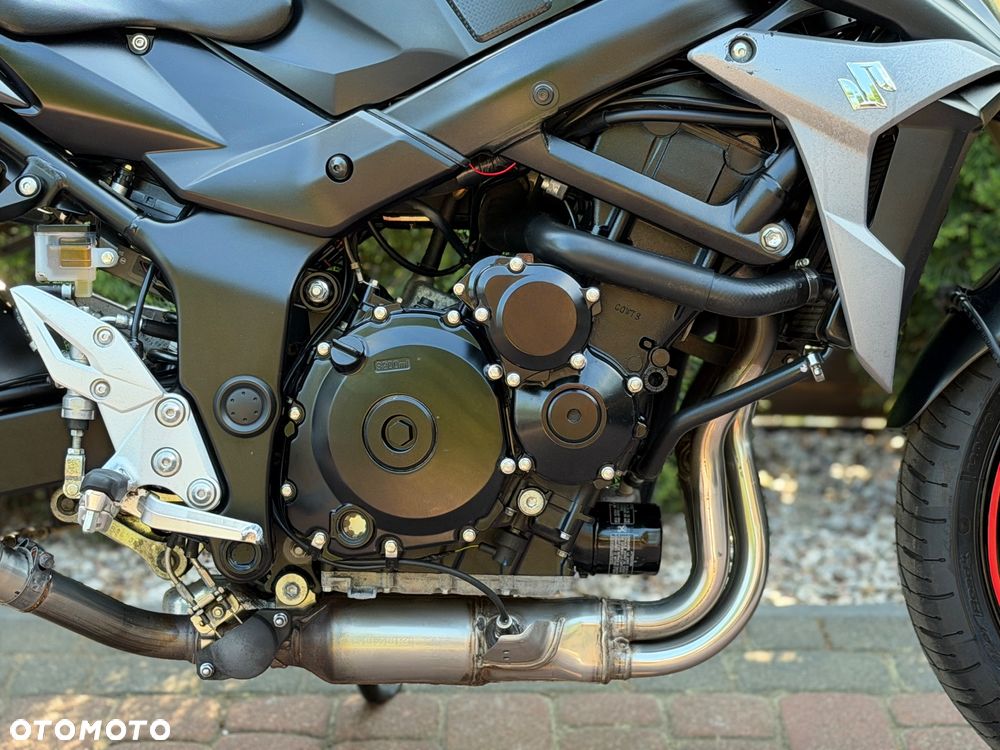 Suzuki GSR - 13