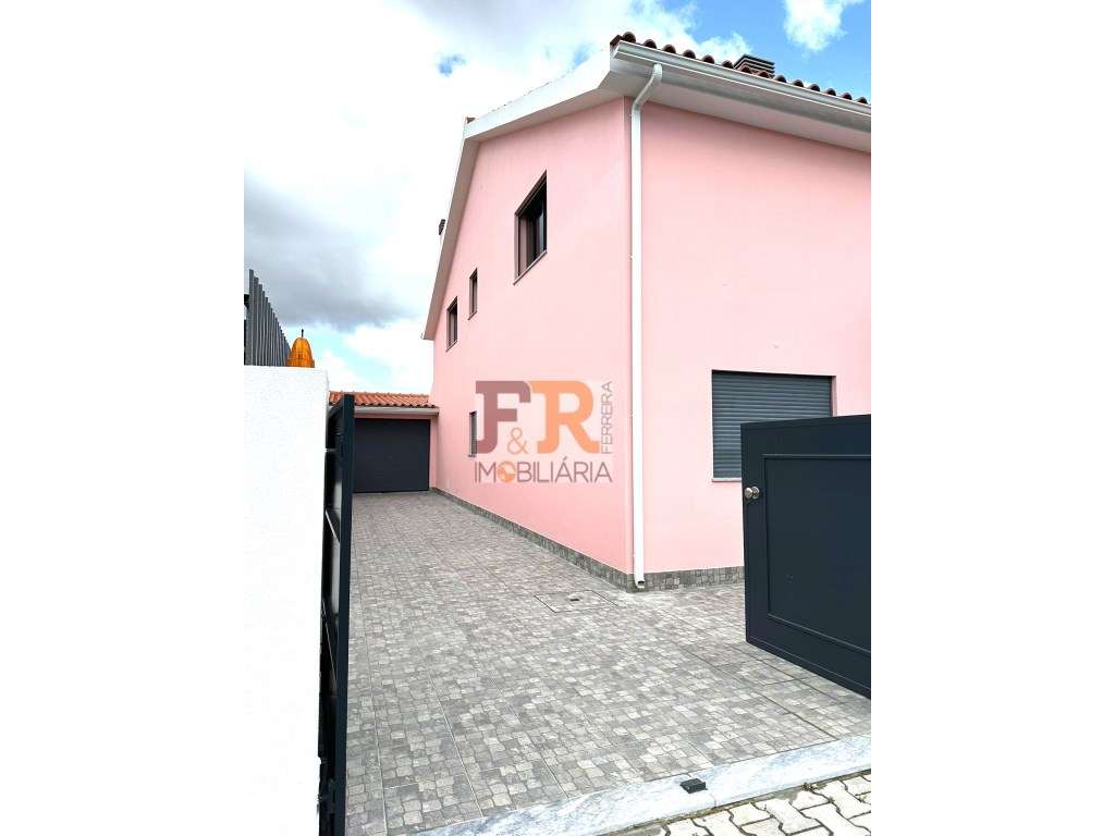Moradia isolada Duplex T5 com Garagem e Piscina Fernão Ferro - Grande imagem: 2/41
