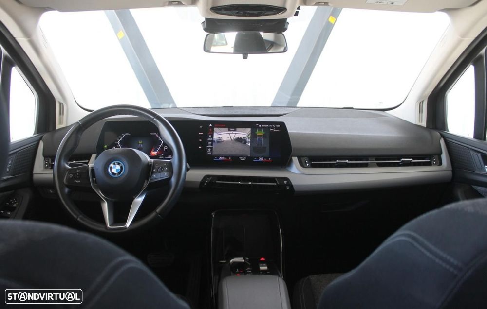 BMW 225 e xDrive — fotografia 9