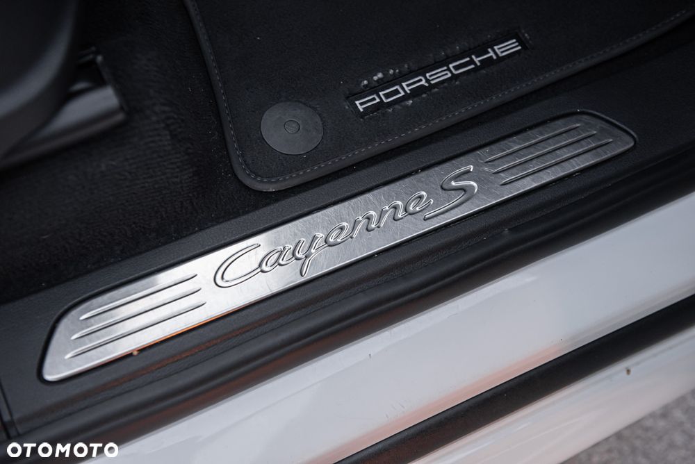 Porsche Cayenne S Diesel Platinum Edition - 36