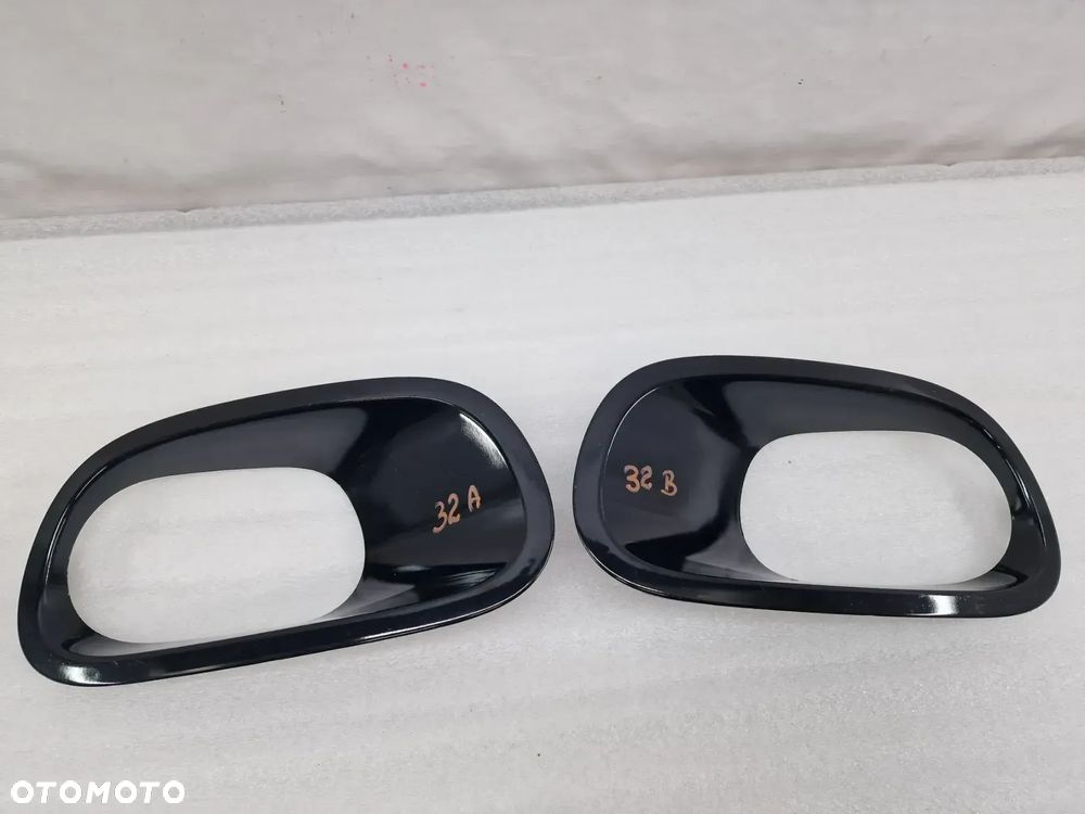 CITROEN C3 3 III 15- LEWA / PRAWA KRATKA BOCZNA ZDERZAKA PRZEDNIEGO PRZÓD , CZARNA W POŁYSKU , KOMPLET , NR 8114593 / 9813344677 / 8114592 / 9813345077 , NR AUKCJI D/32 - 1