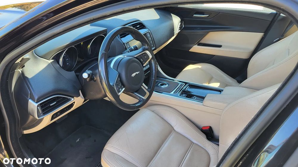 Jaguar XE 2.0 D Prestige - 9