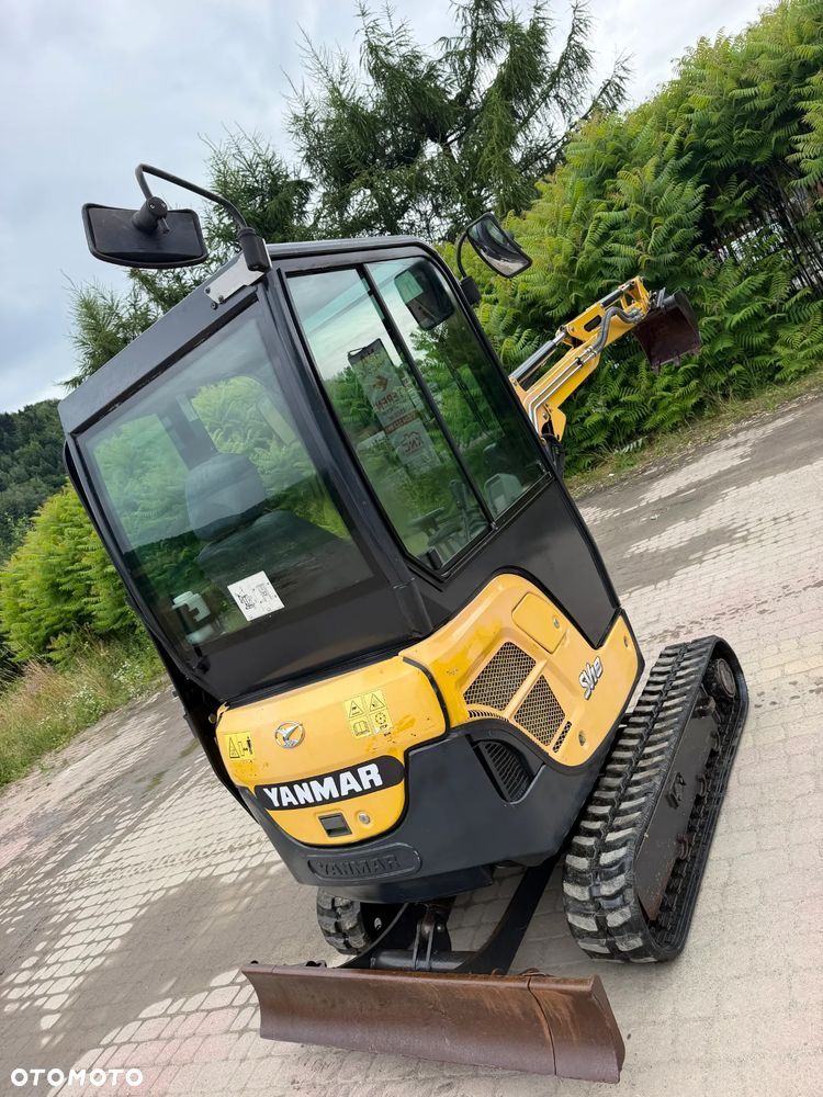 Yanmar SV18 Koparka Gąsienicowa 2 tony. Długie ramię PLUS. Szybkozłącze plus łyżka kopiąca. Rozsuwane Hydr. podwozie! Sprowadzona z Gospodarstwa Norweskiego! Maszyna jak Nowa z Salonu! 2017 rok. 1200 mtg! Gąsienice bez zużycia jak Nowe! szybka wolna jazda. Ani deka luzów i wycieków. OKAZJA Dodatkowe sekcje Hydrauliczne pod młot i wiertnice. Fabryczny lakier na podzespołach! Zebatki w pięknym stanie. Ogrzewana wentylowana Kabina. OKAZJA TANIO - 10