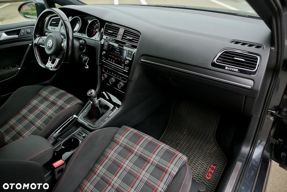 Volkswagen Golf - 20