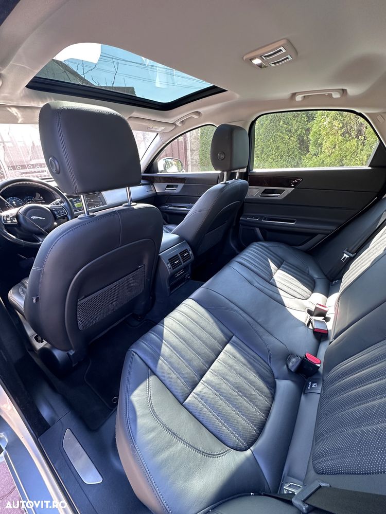 Jaguar XF 20d RWD Portfolio - 14