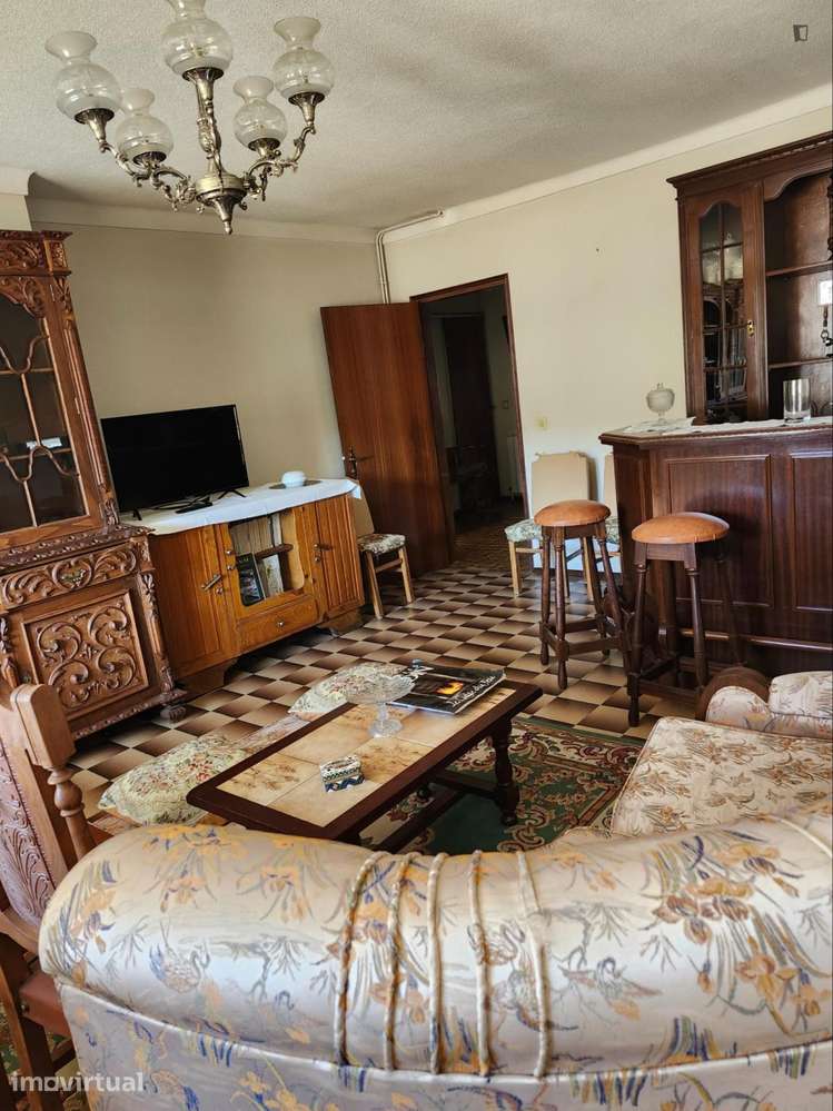 Quarto - localizado em Guarda - Grande imagem: 5/13