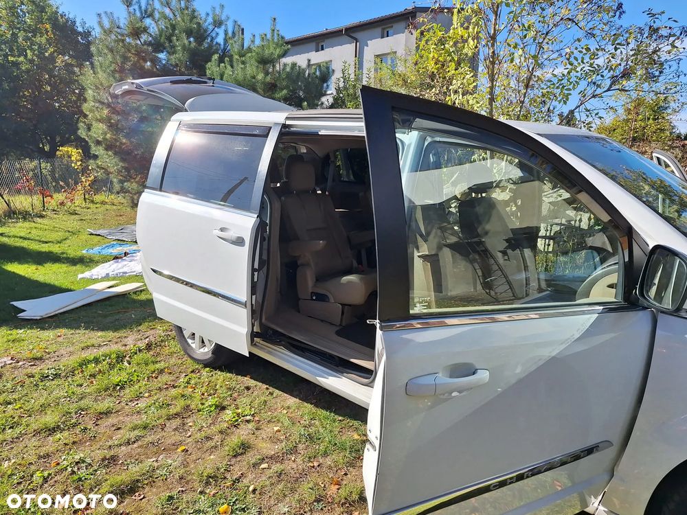 Chrysler Town & Country - 14