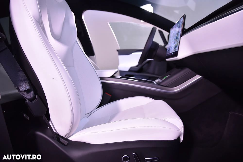 Tesla Model X - 11